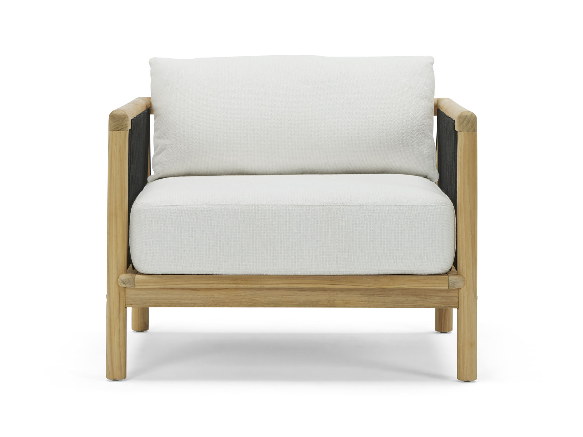 Vue de face d'une chaise d'extérieur avec coussins blancs